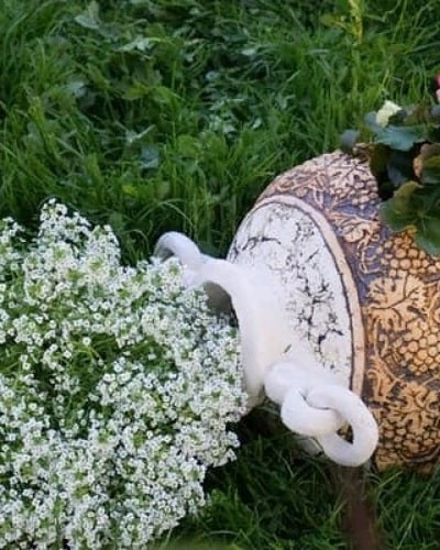 Кувшины и амфоры в дизайне клумб.