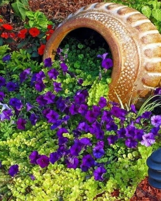 Кувшины и амфоры в дизайне клумб.