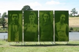 Фотография на траве Фотография на траве