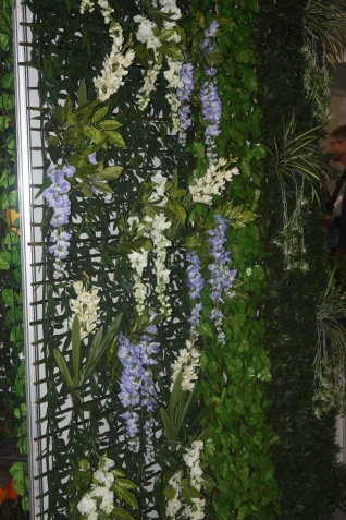Стена из искусственных листьев. Стена из искусственных листьев.