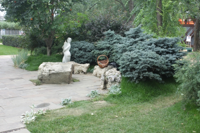 Статуи и хвойные Статуи и хвойные